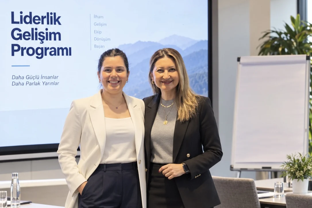 Zeynep Okumuş ve Nehir Öztürk Yalçın bir liderlik gelişim programında